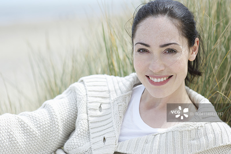 女人在海滩微笑的肖像。图片素材