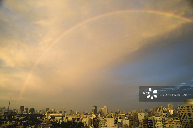 东京上空的彩虹图片素材