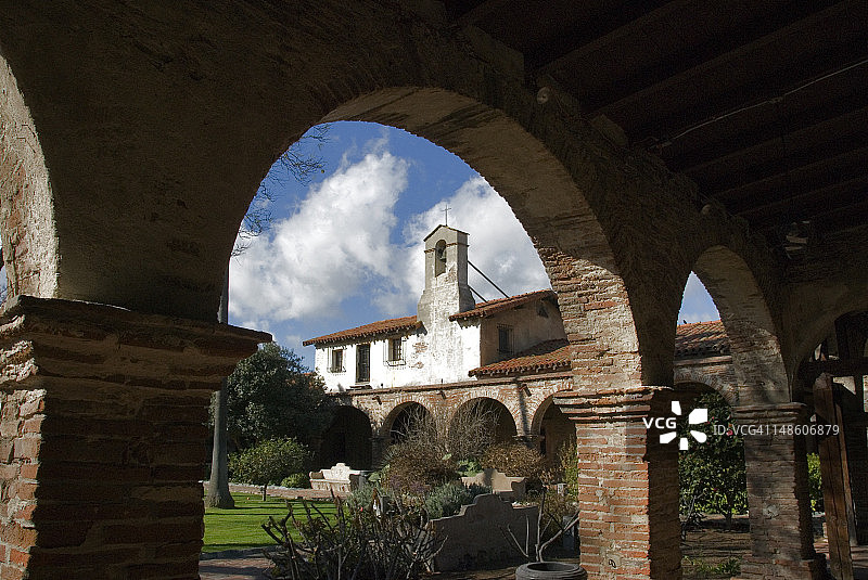 由拱门构成的历史宣教建筑。图片素材