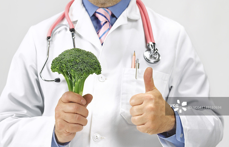 医生对一朵花椰菜竖起大拇指图片素材
