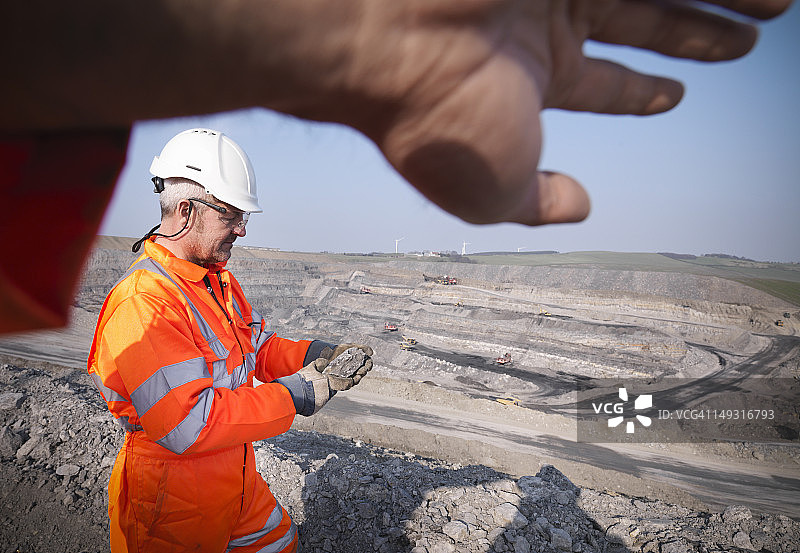 地质学家在露天煤矿检查岩石图片素材