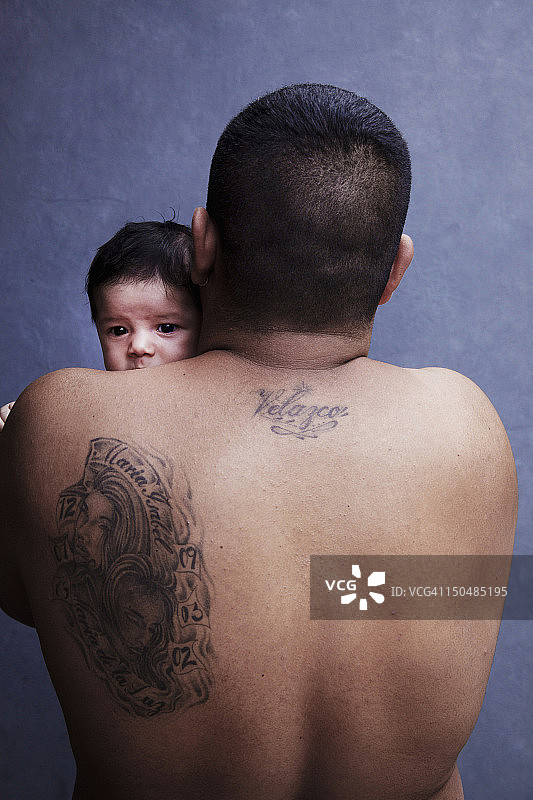 男人抱着他的婴儿图片素材
