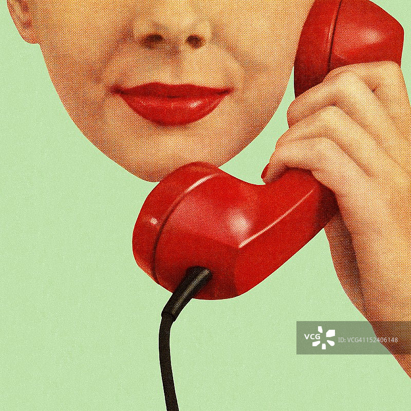 拿着红色电话听耳朵的女人图片素材