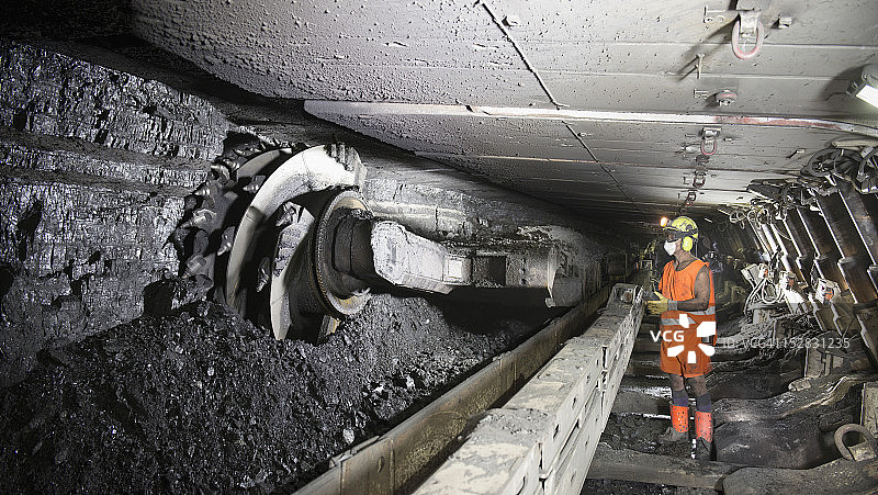 矿工在矿井深处采煤图片素材