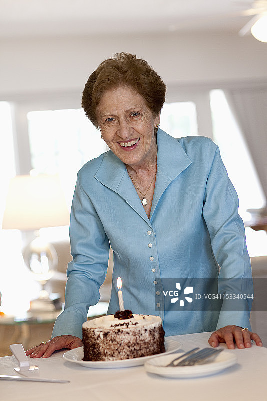 一个拿着蛋糕的老女人图片素材