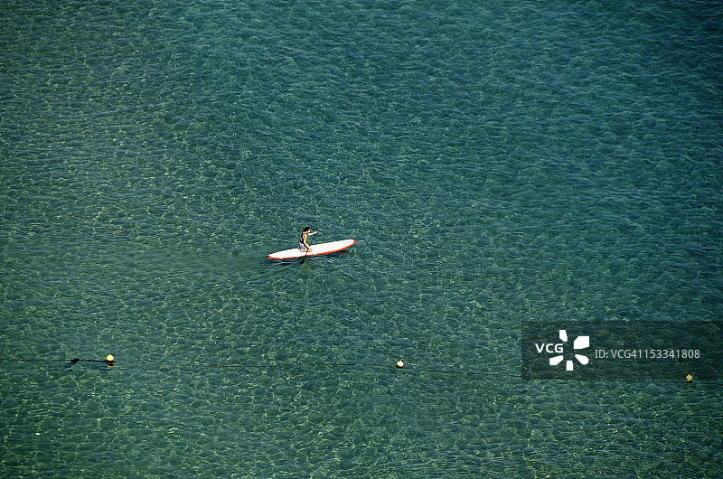 在海上用桨板划桨的人图片素材