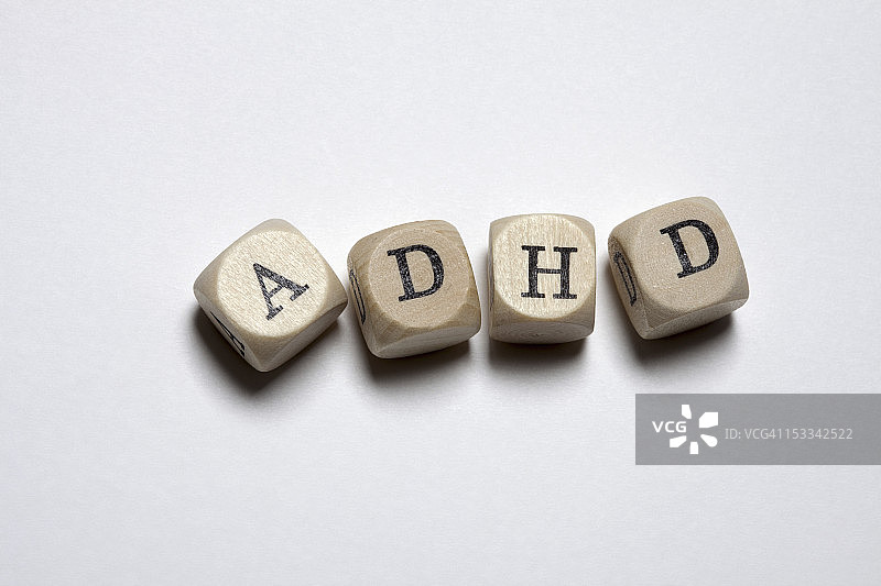 排列成字母的立方体拼出了缩写ADHD图片素材