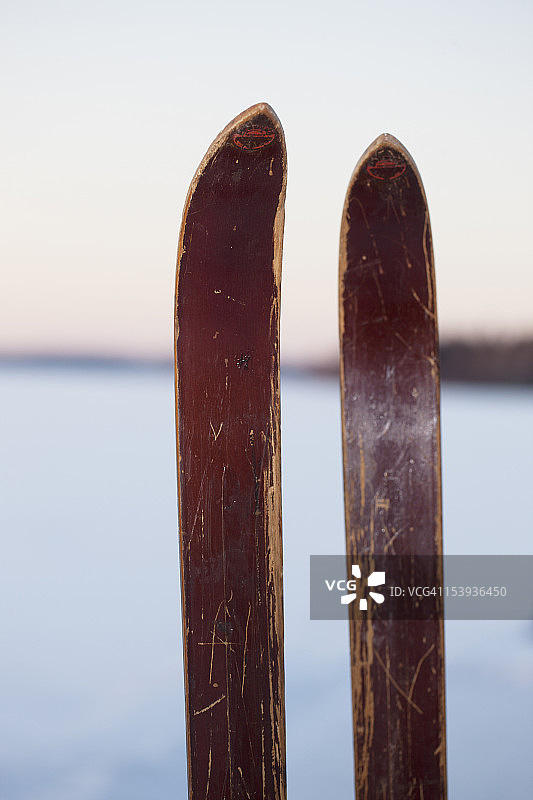 旧木制滑雪板的特写图片素材