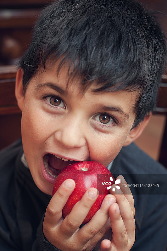 男孩在吃苹果图片素材