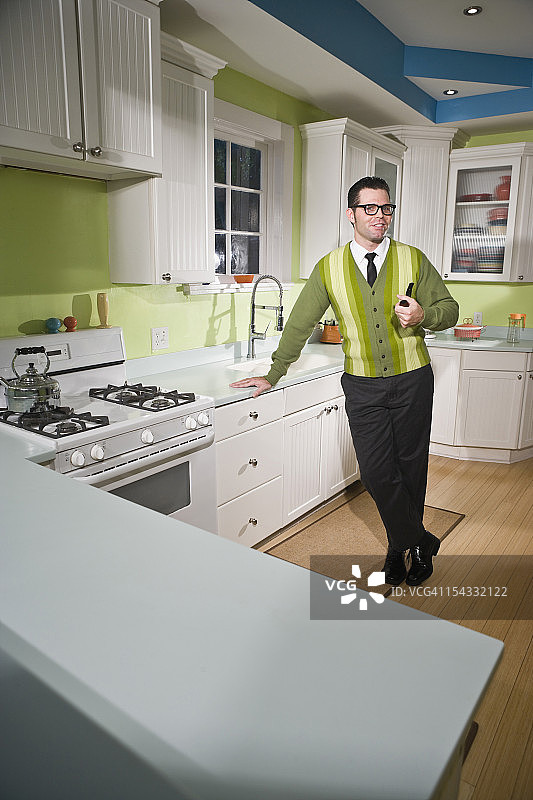 复古的男人站在家里的厨房里图片素材