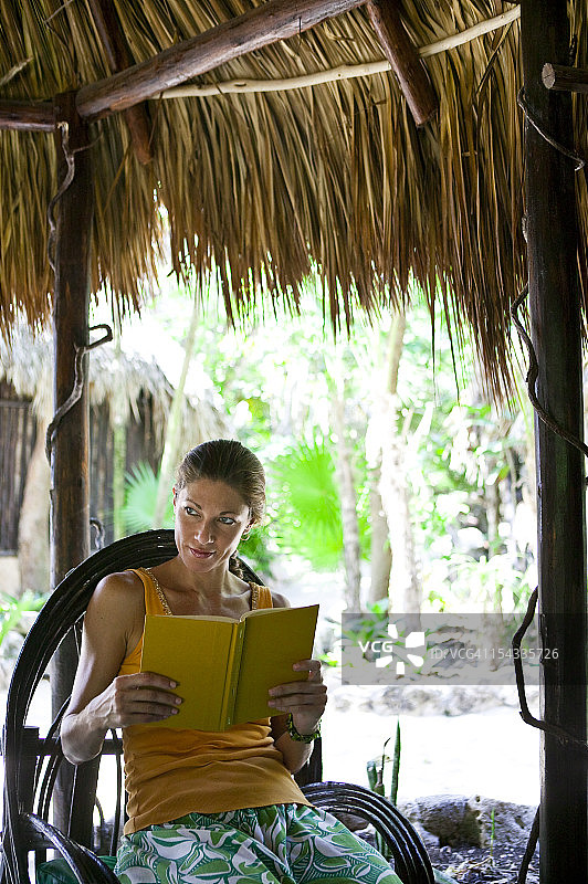 墨西哥，Quintana Roo, Tulum，在小屋里看书的女人图片素材