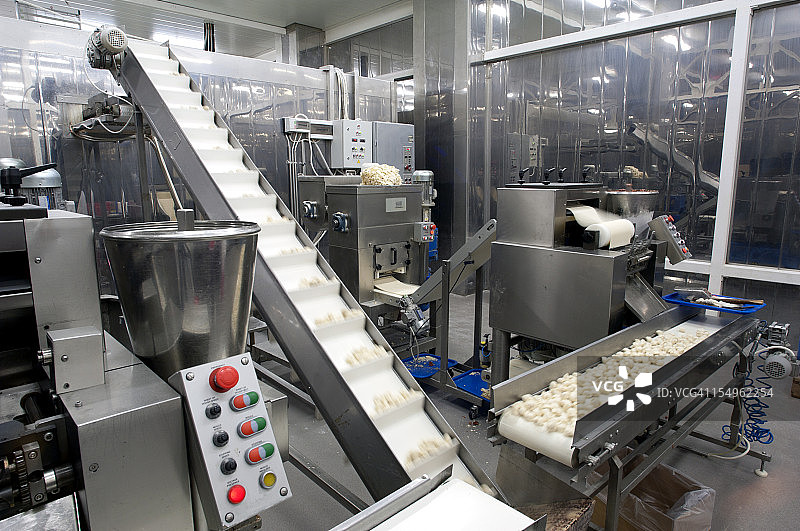 食品在工厂的生产线上流动图片素材