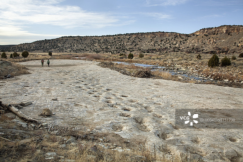 科罗拉多炼狱河侏罗纪蜥脚类恐龙遗迹的游客们图片素材