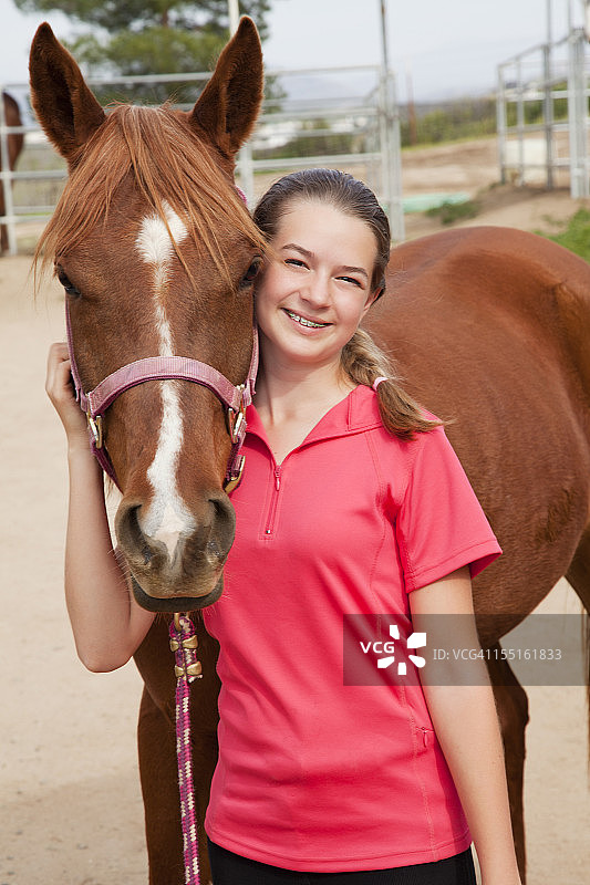 一个快乐的少女和她的马的肖像图片素材