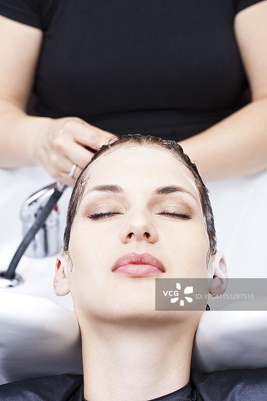 美发师为女士洗发图片素材