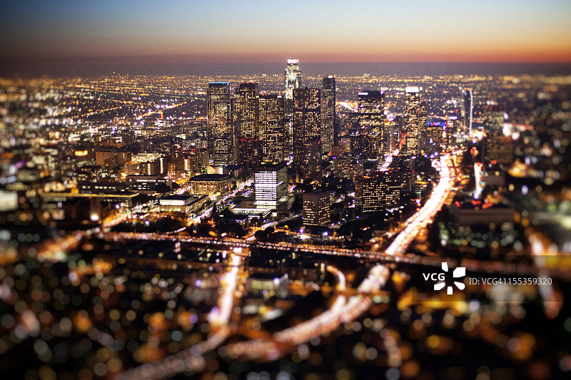 空中洛杉矶市中心的夜晚图片素材