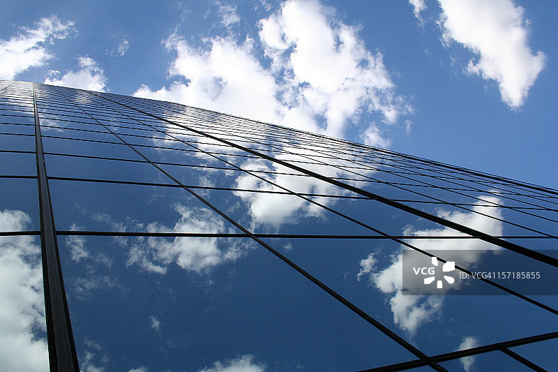 摩天大楼反射云在其镜像的墙壁图片素材