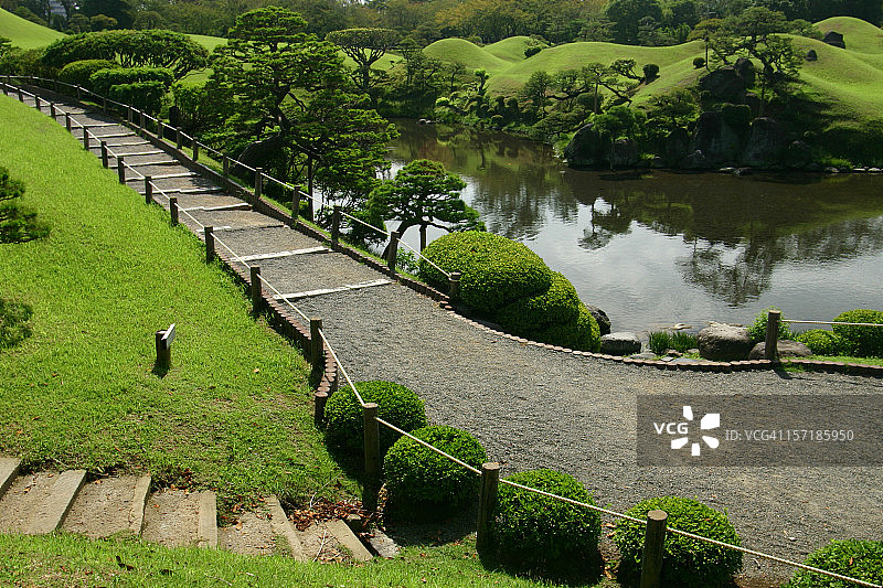 日本花园中的小径图片素材