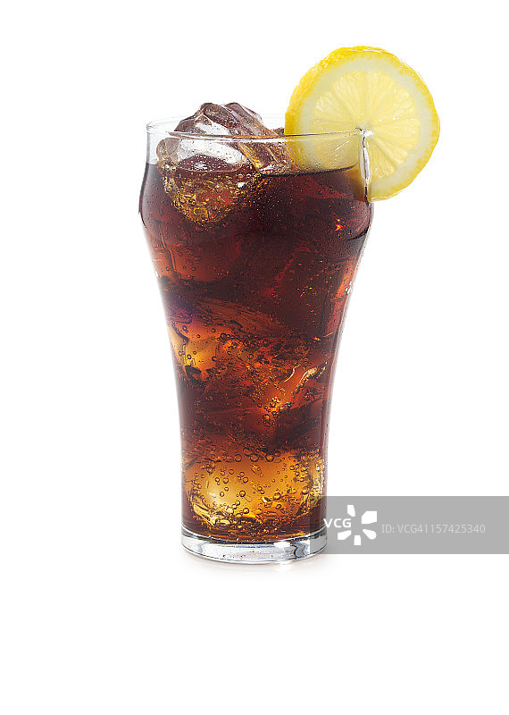 可乐在玻璃杯里加冰，上面有一片柠檬图片素材