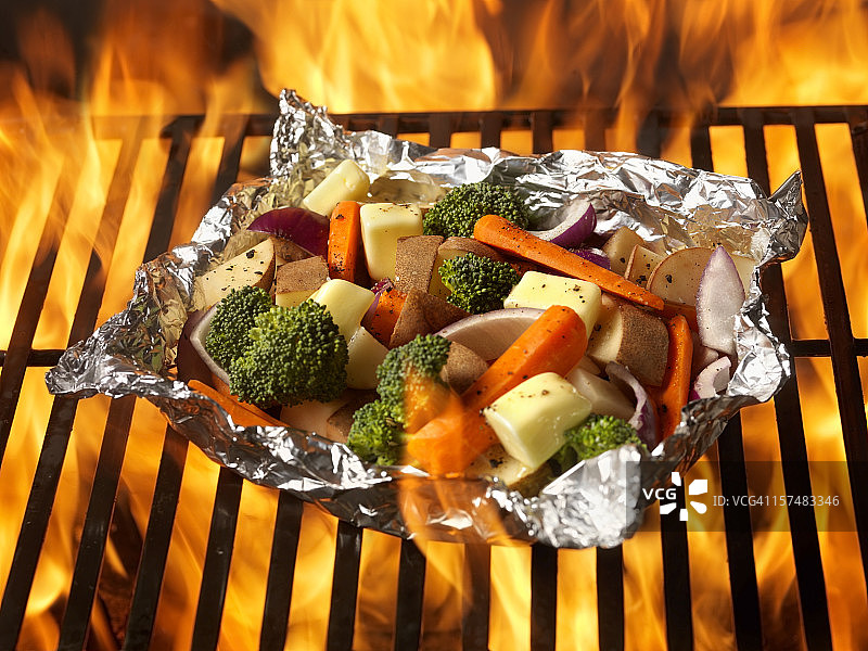 烧烤上的生蔬菜图片素材