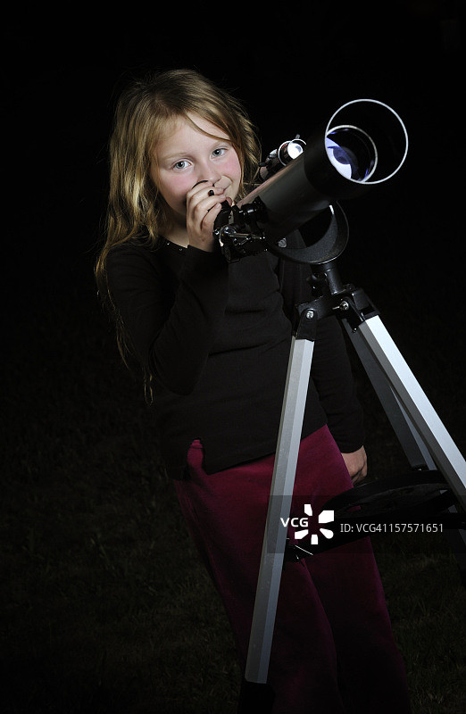 小女孩学习天文学图片素材