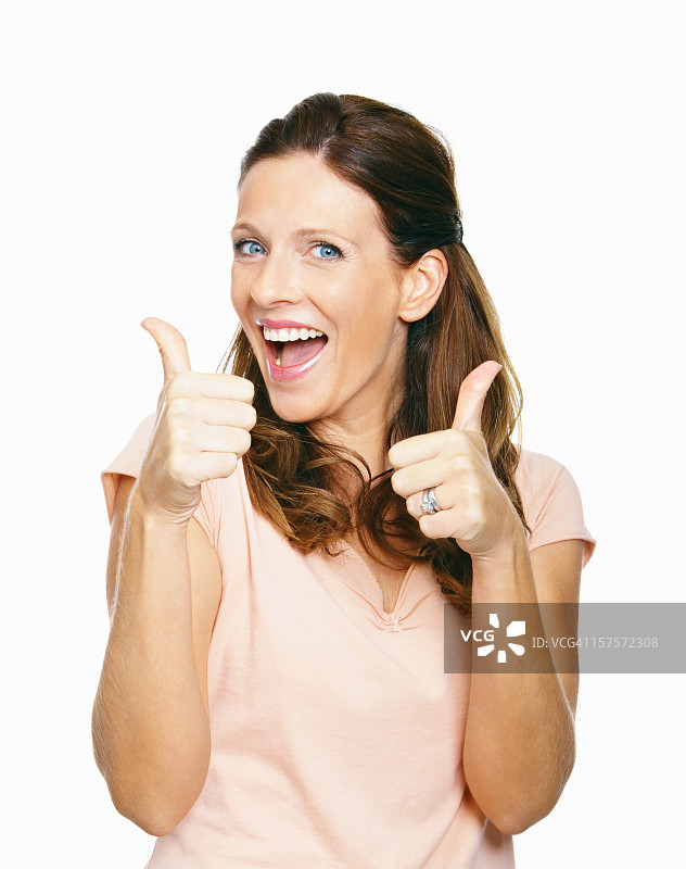 兴奋的中年妇女在白色上竖起大拇指图片素材