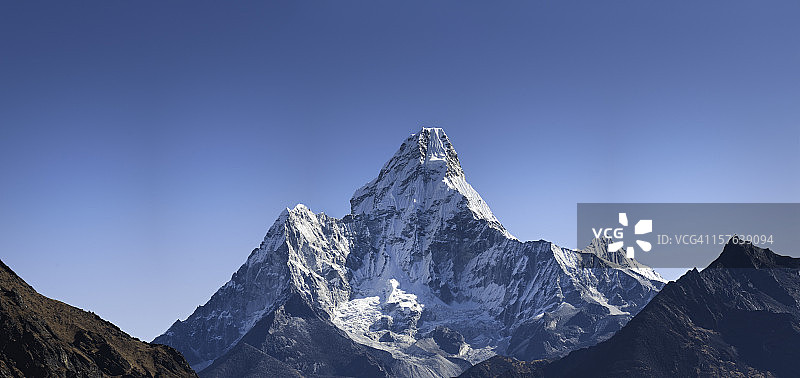 完美的白色山峰，引人注目的雪峰，全景喜马拉雅山尼泊尔图片素材
