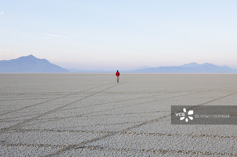 一个人在内华达州黑岩沙漠的盐田里。图片素材