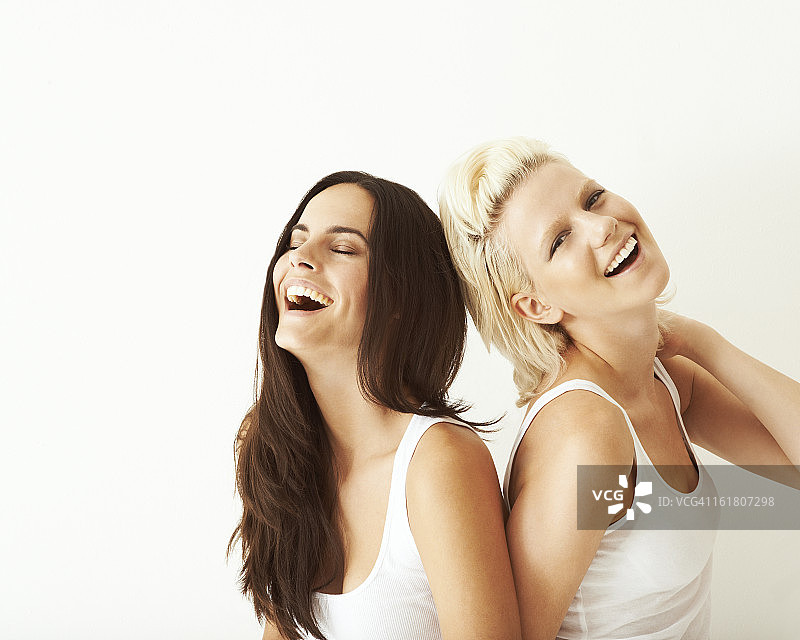 金发和黑发的女孩一起笑图片素材