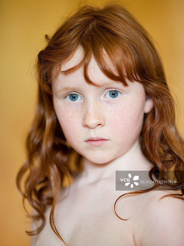 金色背景下的红发少女图片素材