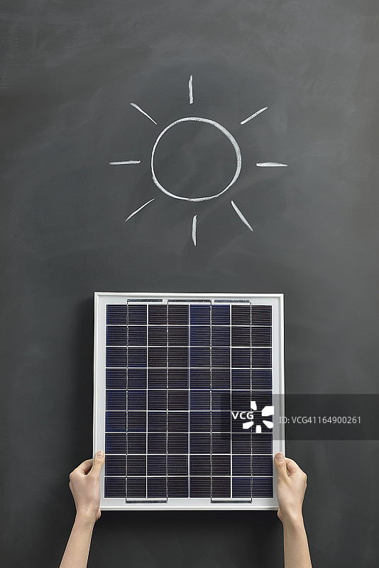 太阳用太阳能板在黑板上画画图片素材