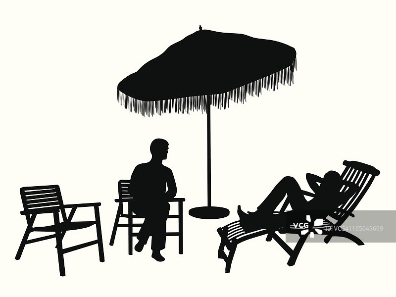 一对夫妇坐在沙滩椅上的侧影图片素材