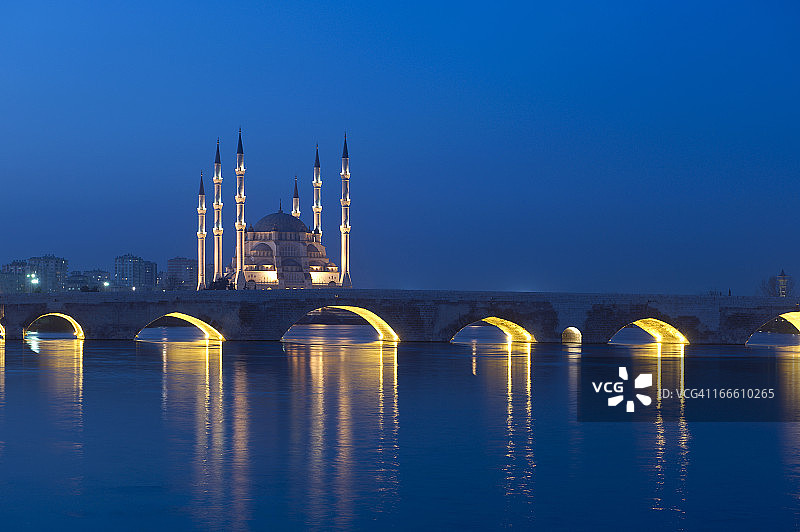 taskpru桥和Sabanci清真寺图片素材