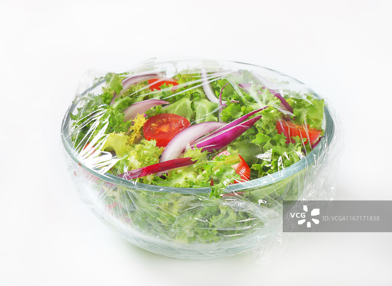 新鲜准备的蔬菜沙拉用保鲜膜包裹图片素材