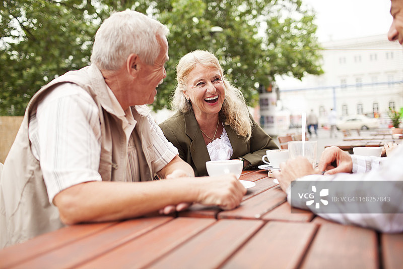 快乐的老年夫妇喝咖啡图片素材