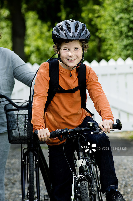骑自行车上学的小男孩图片素材