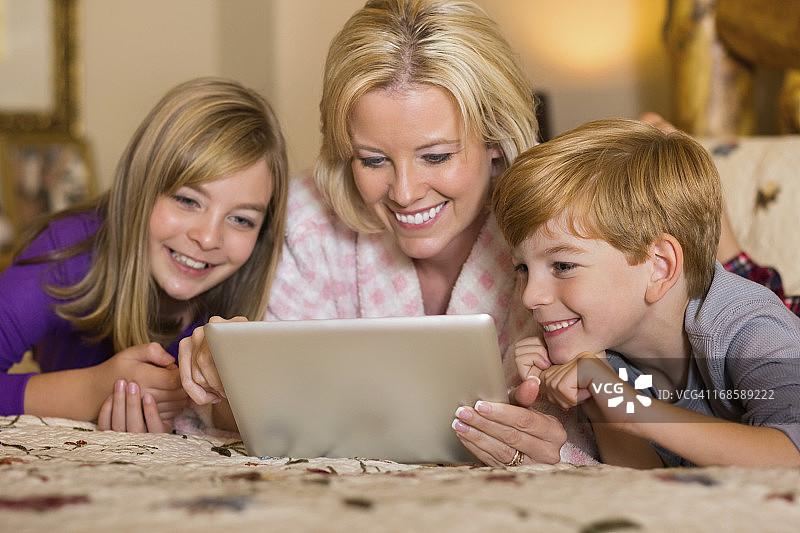 母亲和孩子们用平板电脑图片素材