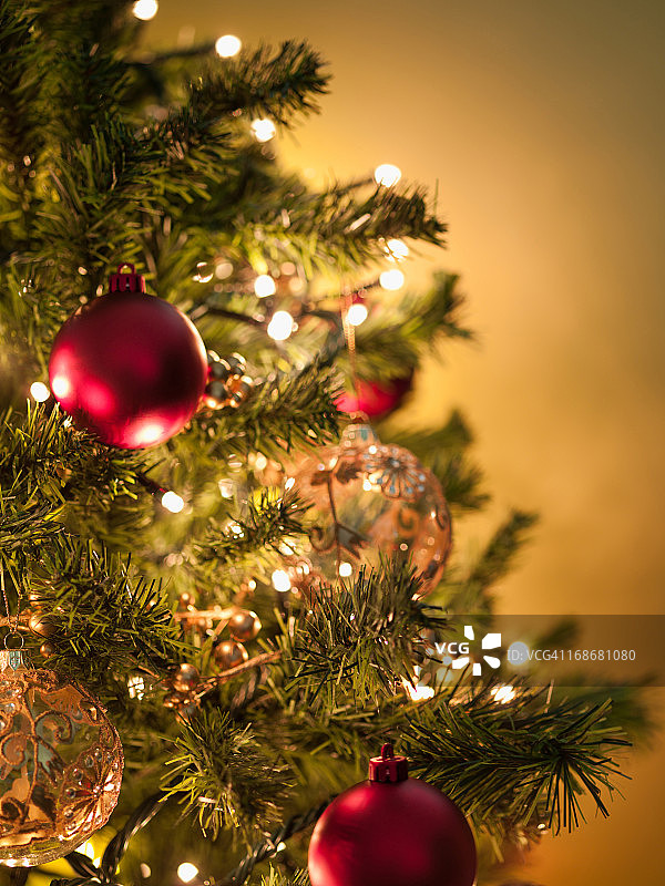 圣诞树上的圣诞装饰品图片素材
