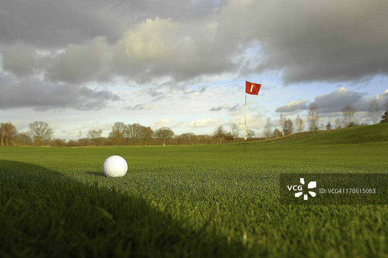 高尔夫球及旗帜图片素材