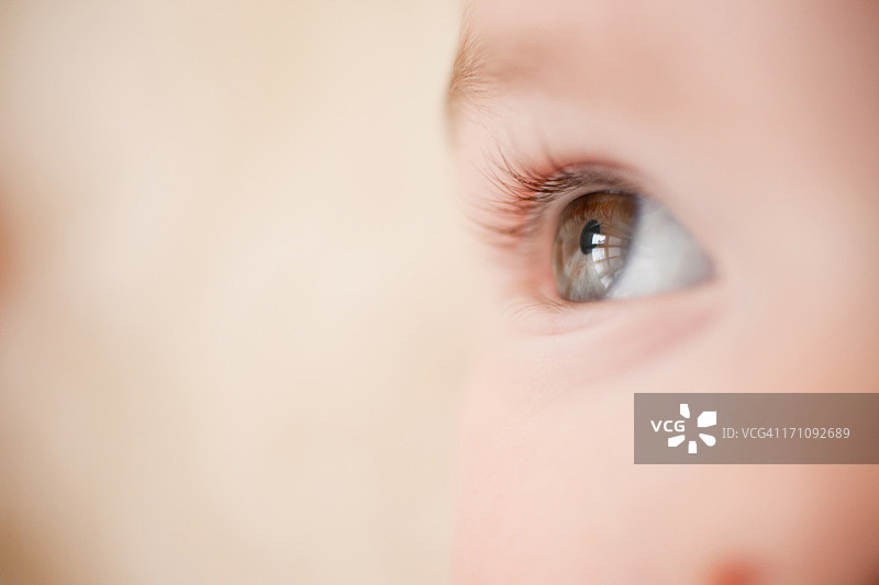 近距离的婴儿的眼睛图片素材