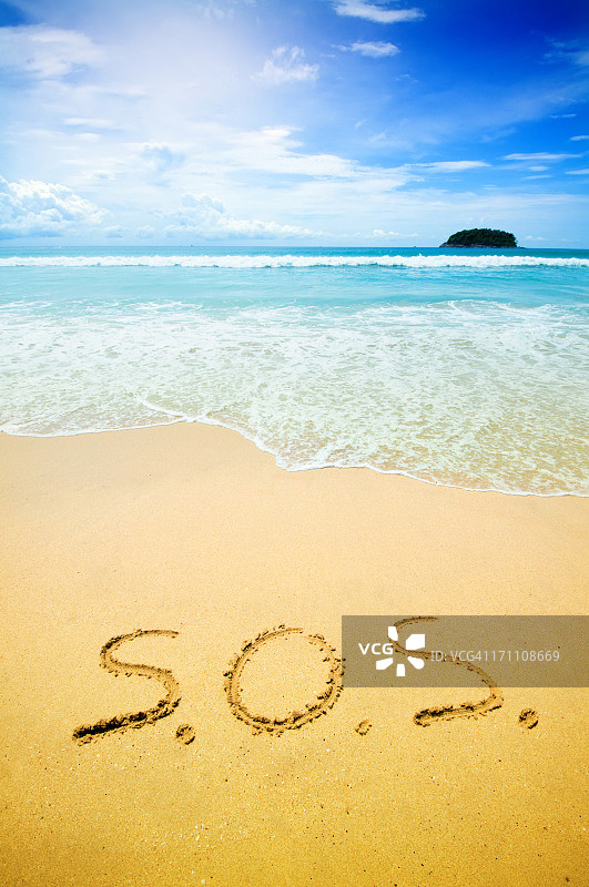 写在沙滩上的SOS图片素材