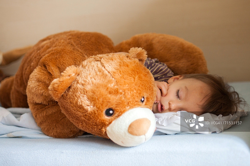 宝宝和泰迪熊睡觉图片素材
