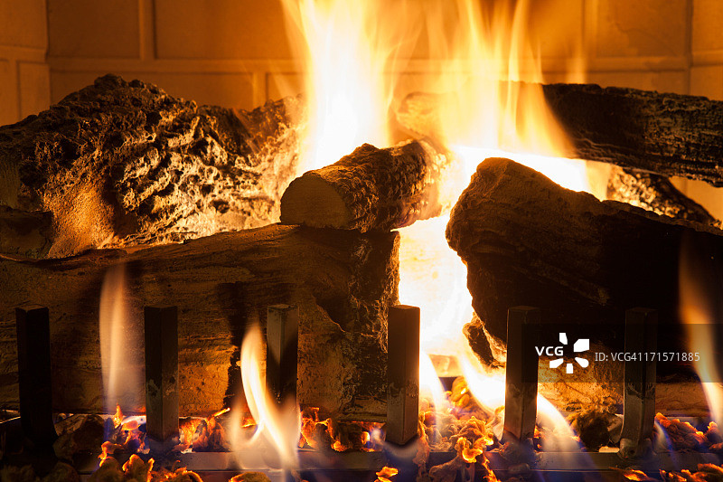 燃气壁炉里燃烧的原木的特写图片素材