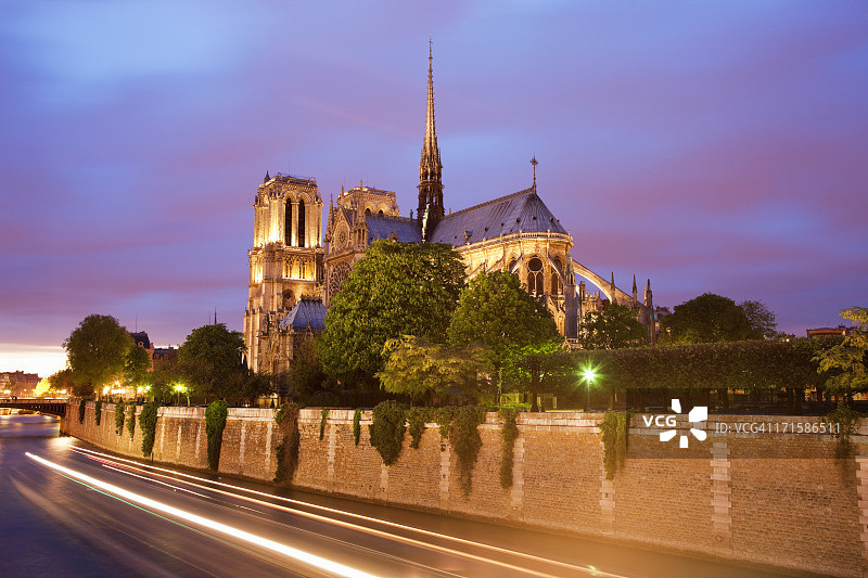 巴黎圣母院大教堂和塞纳河，傍晚的交通图片素材