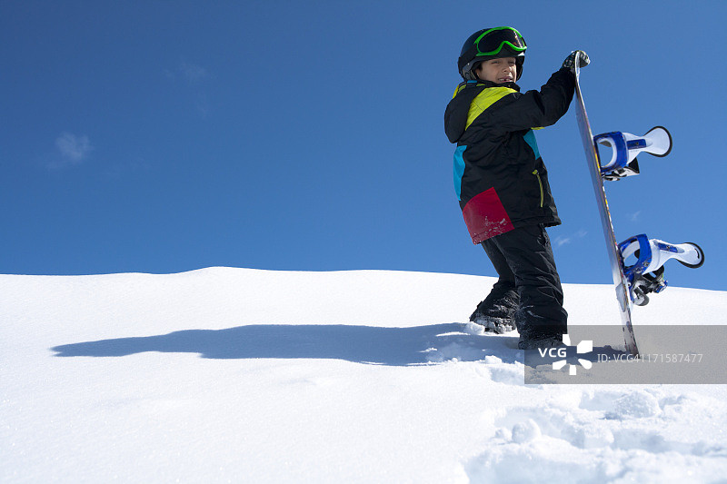 在山上滑雪的男孩图片素材
