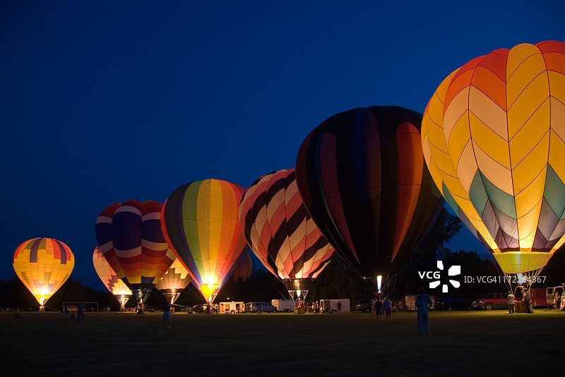 地上有许多五颜六色的发光的热气球图片素材