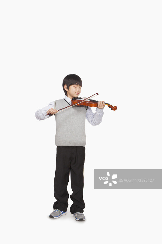 男孩在拉小提琴图片素材