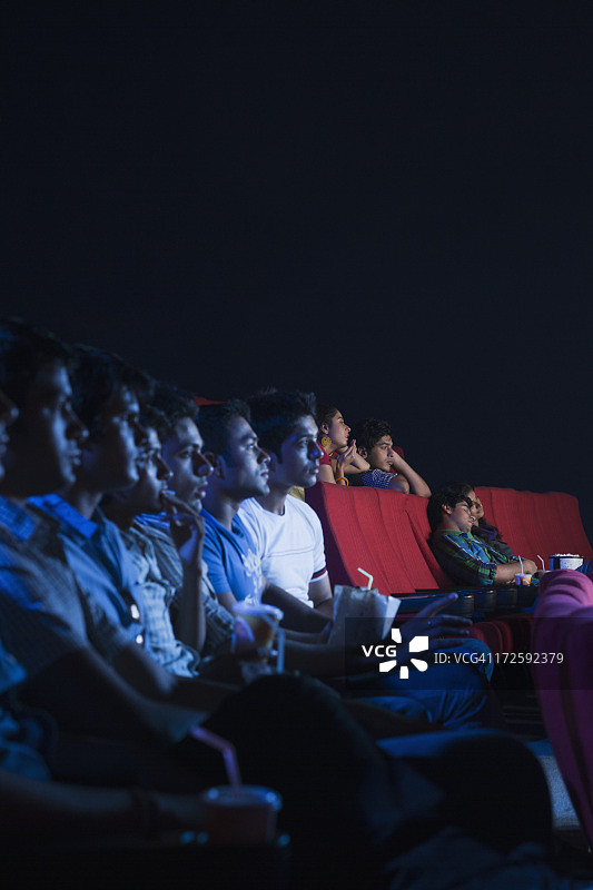 年轻人在电影院看电影图片素材