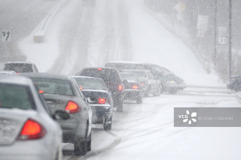 汽车在危险的雪地中行驶图片素材