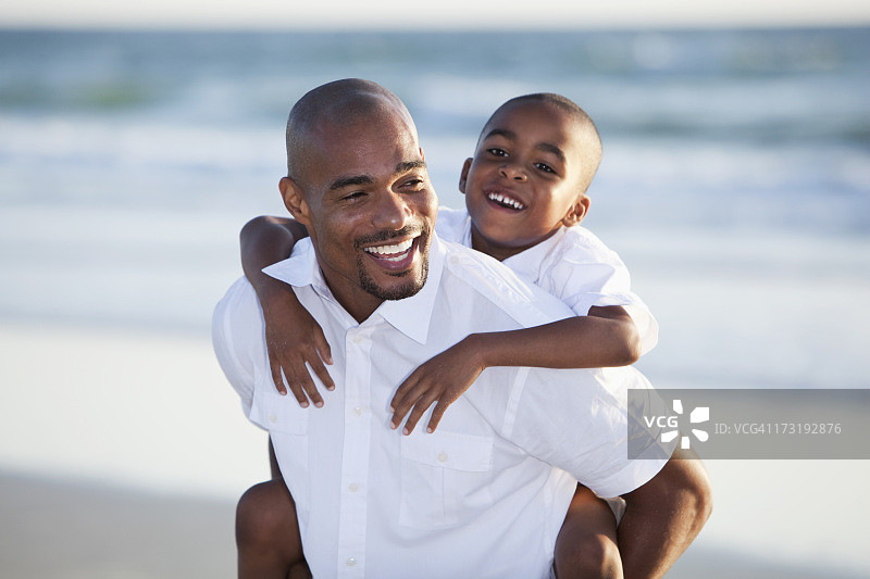 爸爸和儿子在海滩上玩图片素材
